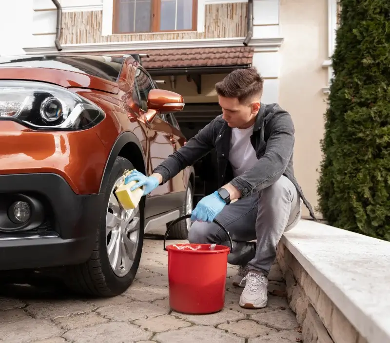Lavage auto à domicile Montpeyroux : professionnel intervenant sur un véhicule